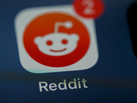Les modérateurs du canal Reddit France bannissent les médias appartenant à Bolloré ...